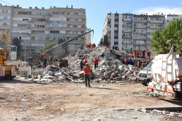 为在İzmir地震中遇难的人们举行纪念仪式 