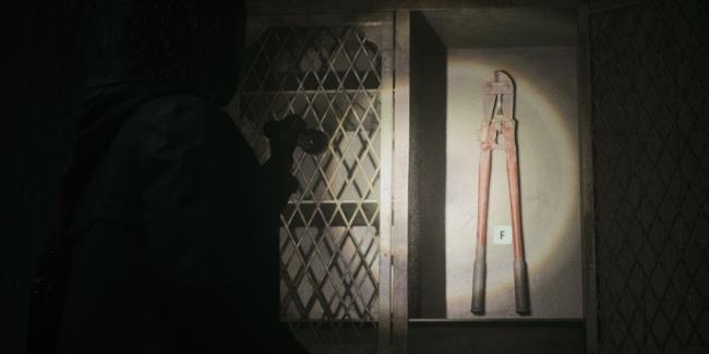 Saga Anderson shines her flashlight on the bolt cutters in Alan Wake 2